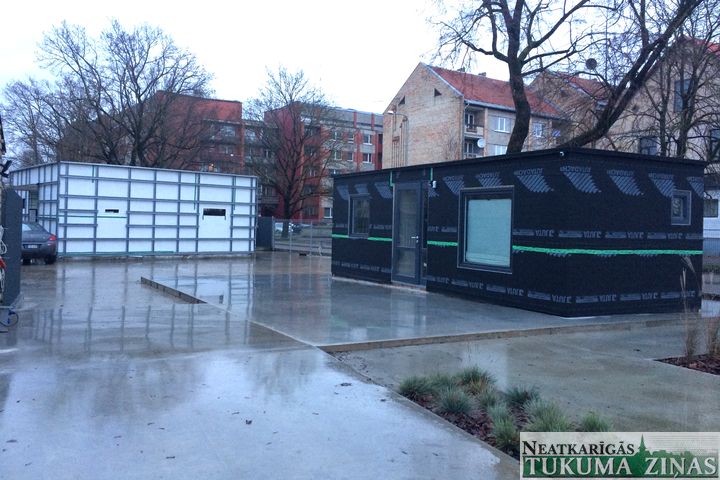 Tukuma centrā domes amatpersona uzbūvē dārza māju un saimniecības ēku