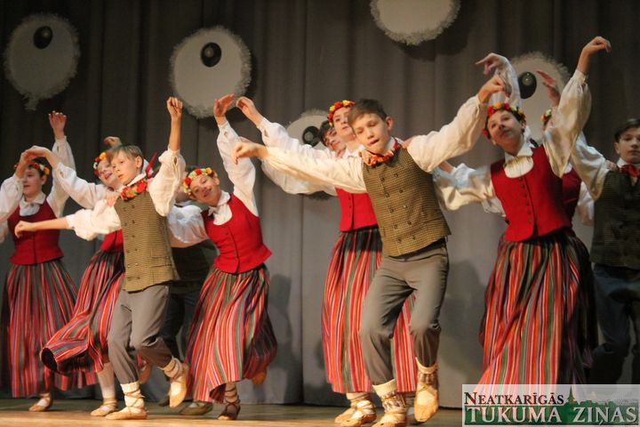 Deju kolektīvu «Trakā kaza» atkal lec Engurē /FOTO/
