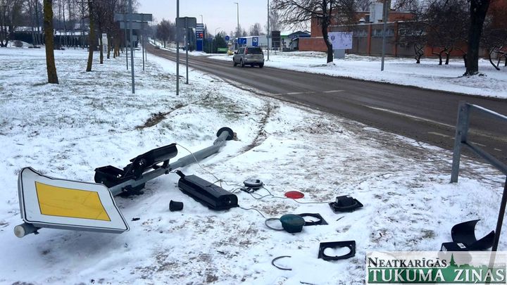 Kandavā autovadītājs, izvairoties no sadursmes ar citu auto, uzbrauc luksoforam