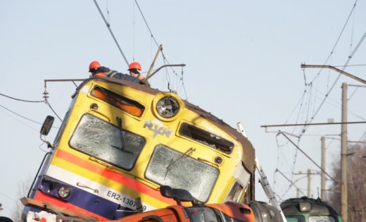 Uz dzelzceļa pārbrauktuves Smārdē, automašīnai iebraucot vilcienā, gājusi bojā sieviete