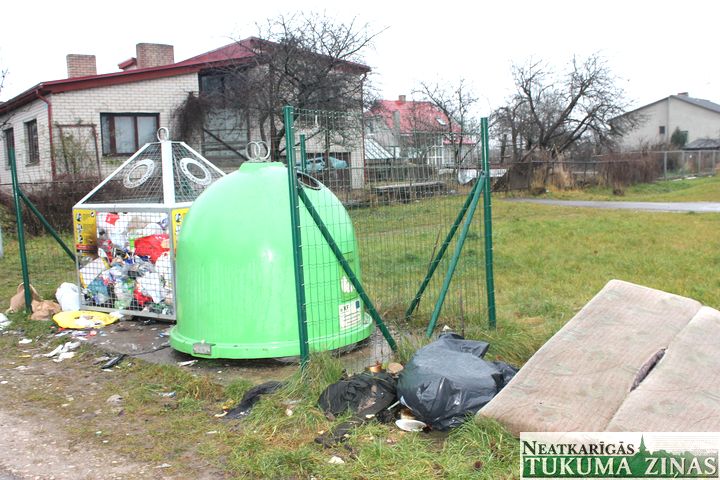 Kurš ir atbildīgs par šķiroto atkritumu izvešanu Tukumā?