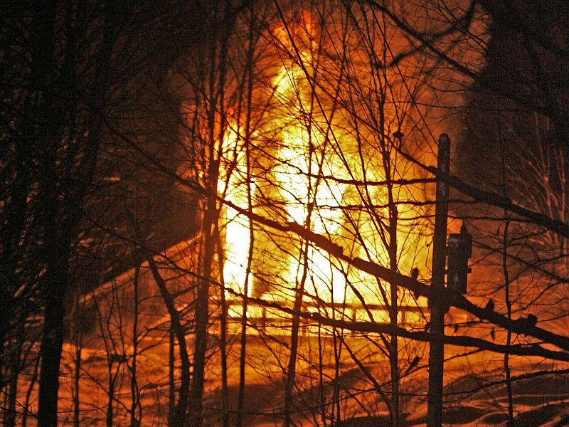 Tukumā pie spēļu zāles piekauts un aplaupīts vīrietis, Degolē notikusi ļaunprātīga dedzināšana