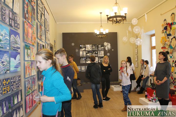 Kandavā atklāta Mākslas skolas ziemas izstāde /FOTO/