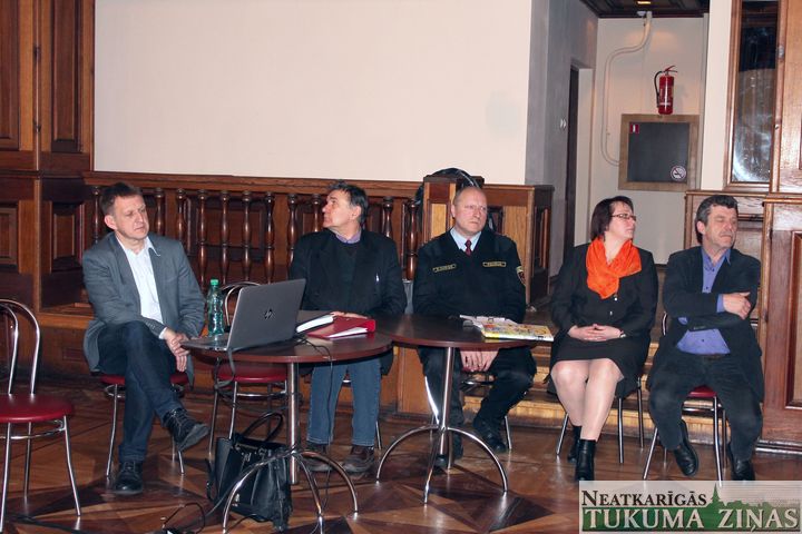 Kandavnieki satraukti par ūdens patēriņu, dīvainiem trokšņiem un pazudušu jumtu