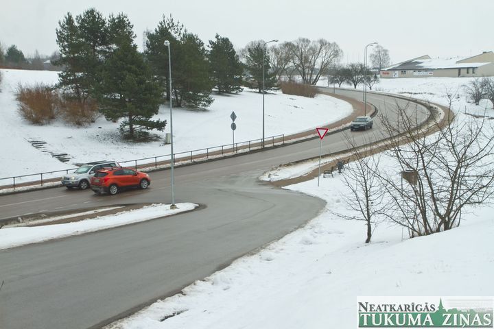 Jelgavas ielas projektam beidzoties, noņemta ceļa zīme rada avārijas situācijas