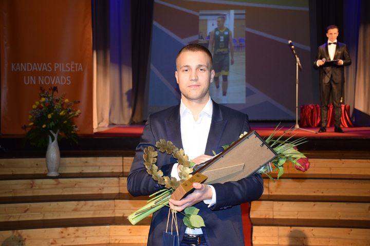 Pirmo reizi apbalvoti Kandavas novada Sporta laureāti /FOTO/