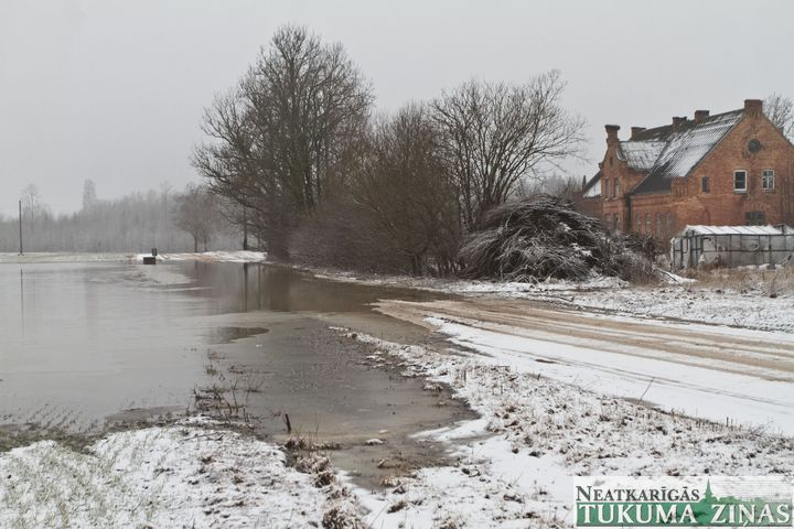 Applūdis un slēgts autoceļš posmā no Vienības līdz Degolei