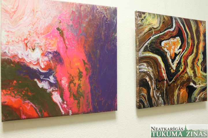 Lapmežciema muzejā atklāta mākslinieces Kitijas Strupes izstāde /FOTO/