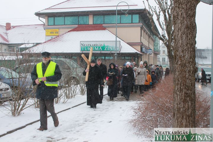 Lielo piektdienu Tukumā sagaida ar krusta ceļu /FOTO/