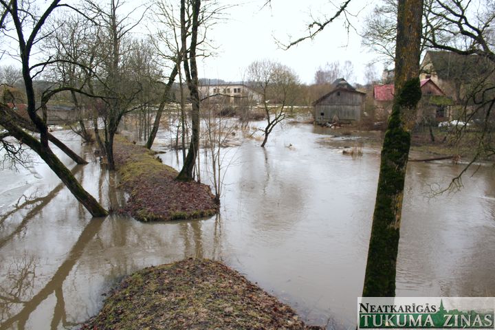 Jaunpilī pārplūdis dzirnavezers un pils parks, Zemītē applūdusi māja