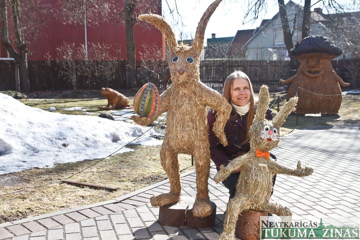 Lieldienu zaķi sastopami arī Tukuma «Salmu muzejā» /FOTO/