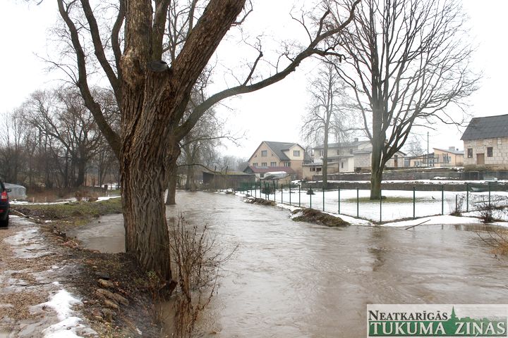 Sācies plūdu laiks – no krastiem izgājusi Slocene, applūduši ceļi Jaunpils pusē un Tumē /FOTO/