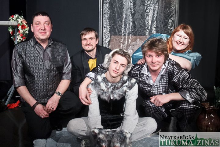 Tukuma jaunatnes teātris piedāvā jaunu izrādi «Pasaki to vēlreiz»