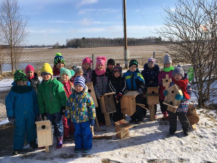 Irlavas bērndārznieki Tukuma bērnu rotaļu laukumam sagādā 23 putnu būrīšus
