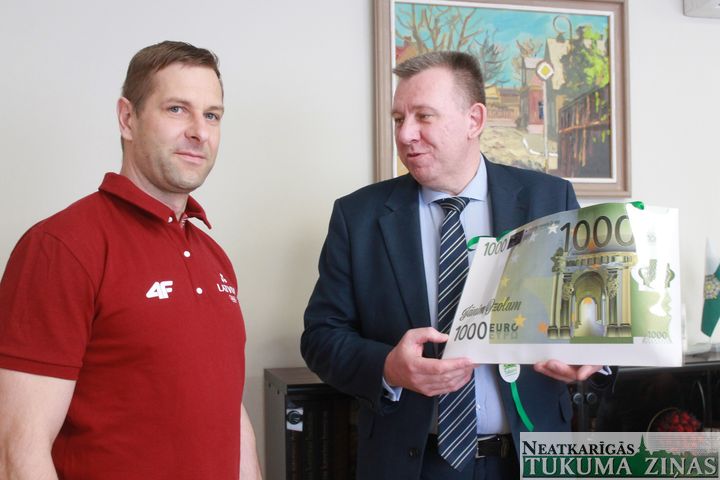 Tukuma pašvaldība pasniedz 1000 eiro olimpietim Jānim Ozolam