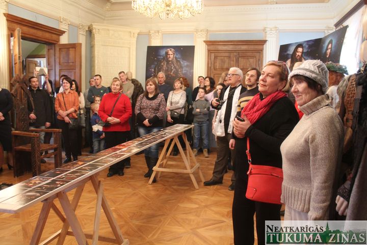 Durbes pilī skatāma filmas «Nameja gredzens» tērpu skate /FOTO/