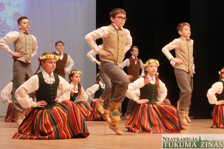 Tukumā izdejo Latvijas simtgades dejas /FOTO/