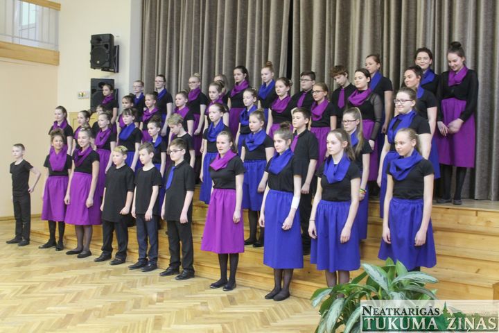 Skolēnu kori Tukumā ieskandina gaidāmo skolēnu dziesmusvētku repertuāru /FOTO/