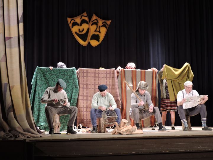 Amatierteātru saspēlēšanās Lapmežciemā /FOTO/