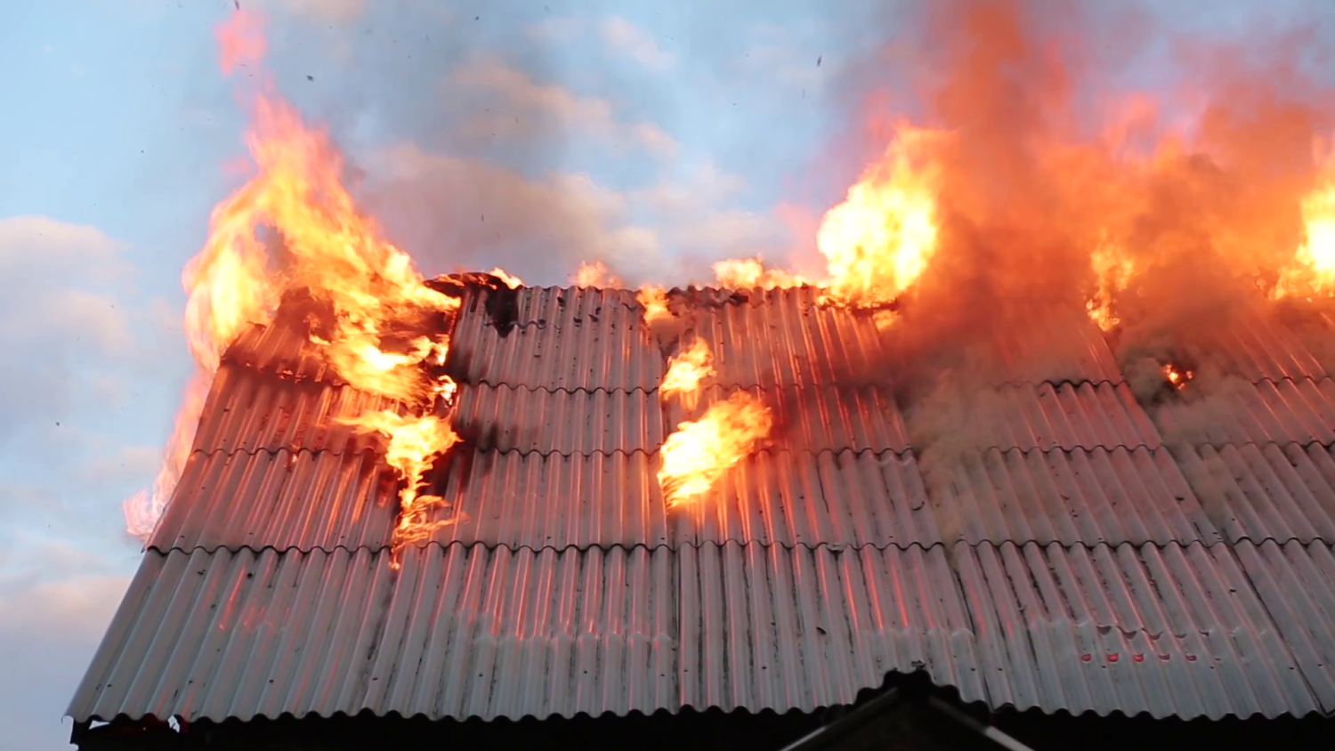 Zentenē nodeg māja un šķūņi