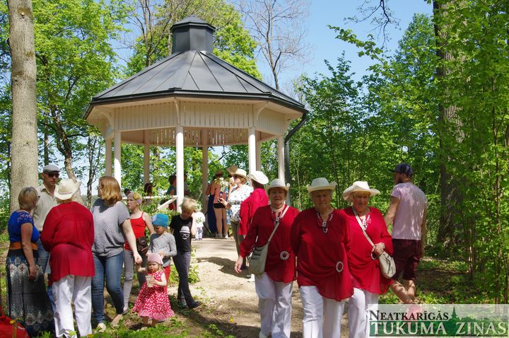Jaunpils parkā atklāj lapeni