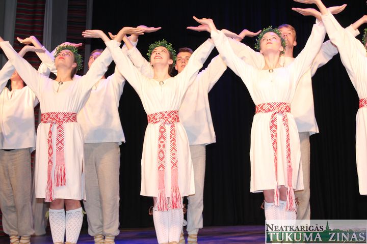 Kandavas kolektīvi dejo koncertā-diplomdarbā/FOTO/