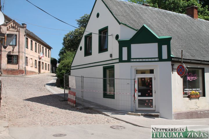 Sienas gleznojumu Kandavā klāj atkārtoti