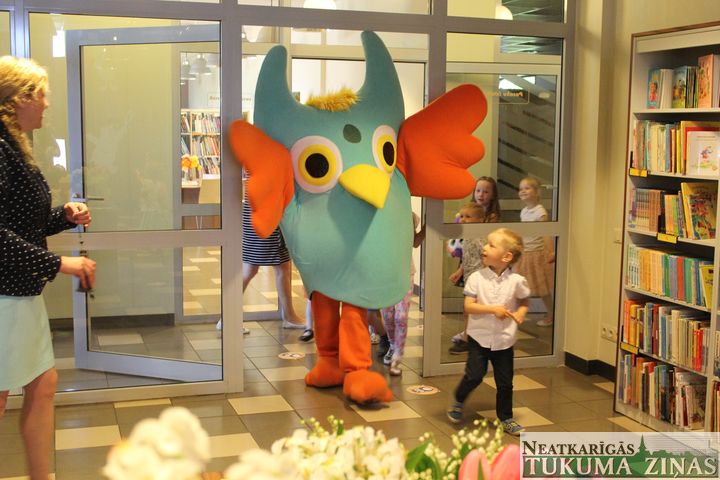Tukuma bibliotēkā «Pūčulēnu skolas» izlaidums