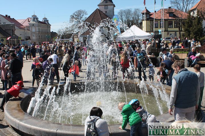 No ziemas miega atkal cēlusies Tukuma strūklaka /FOTO/