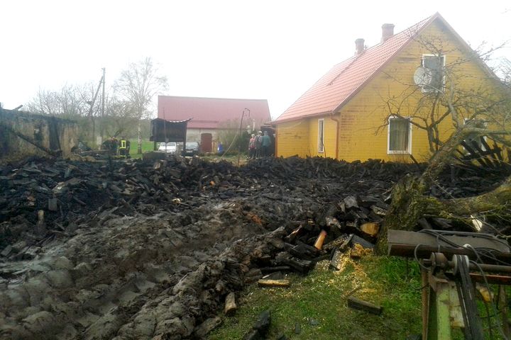 Dzēšot ugunsgrēku Jaunsātos, cietis ugunsdzēsējs-glābējs