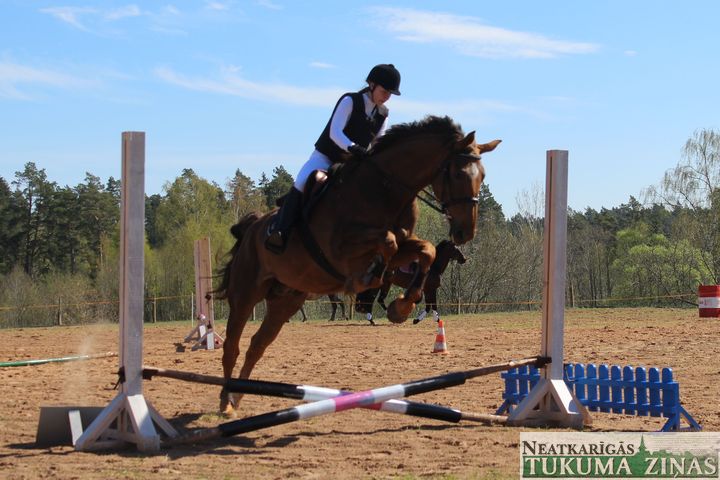 Sēmē aizvadītas treniņsacensības jāšanas sportā /FOTO/