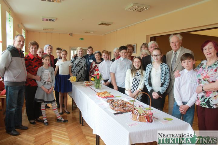 Balta galdauta svētkus sagaidot