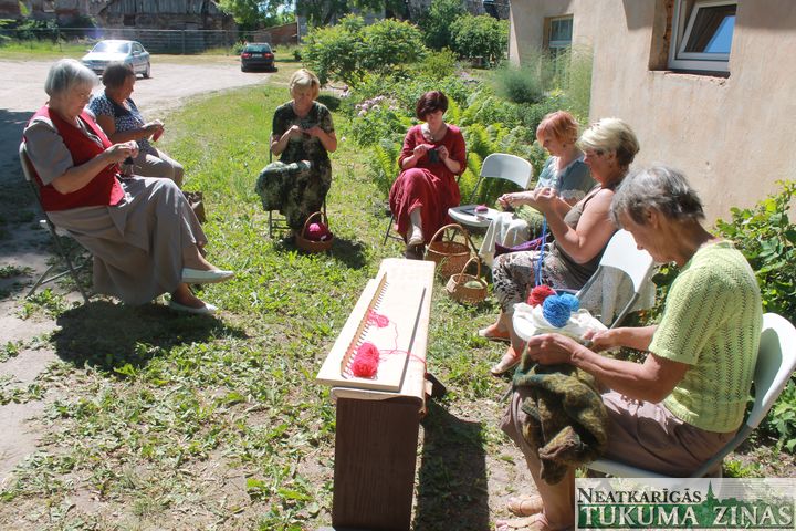 Adītāju dienā Vecmokās piedāvā sasildīt saulīti