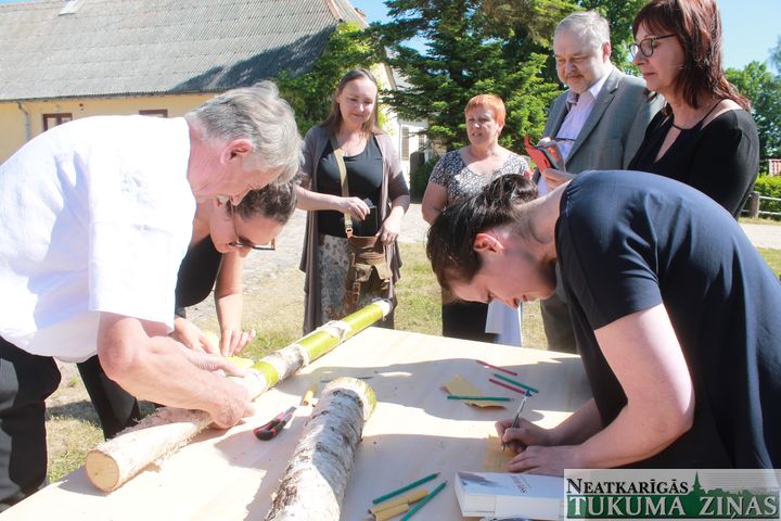 Durbes pilī atklāj grāmatu «Sibīrijā rakstītas vēstules uz bērza tāss»