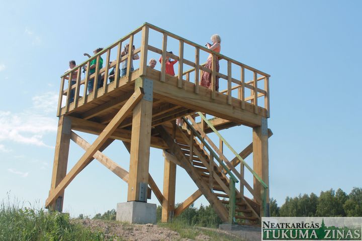 Atklāj skatu platformu Dunduru pļavās