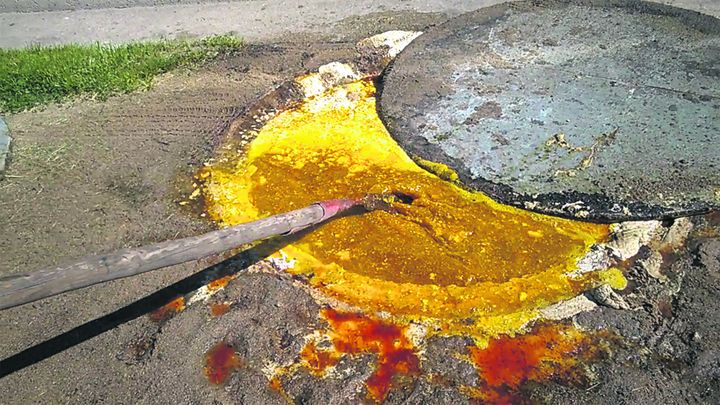 «Tukuma Straume» kanalizācijas aku saturu izlej savā teritorijā /VIDEO/