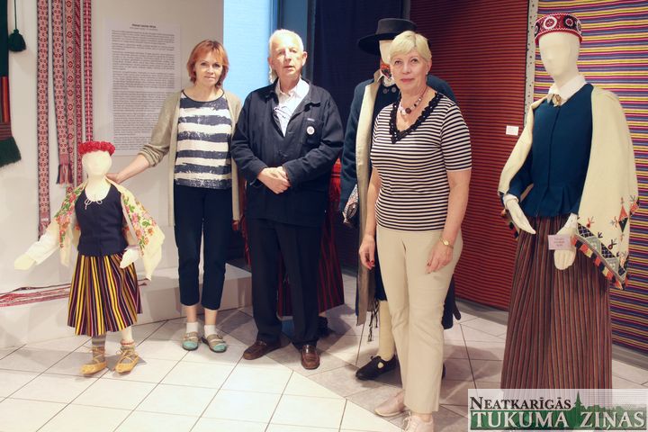 Tukuma tautas tērpus nolūko Francijas Goda konsuls