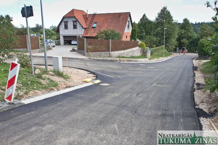 Tukumā noasfaltē apbraucamos ceļus