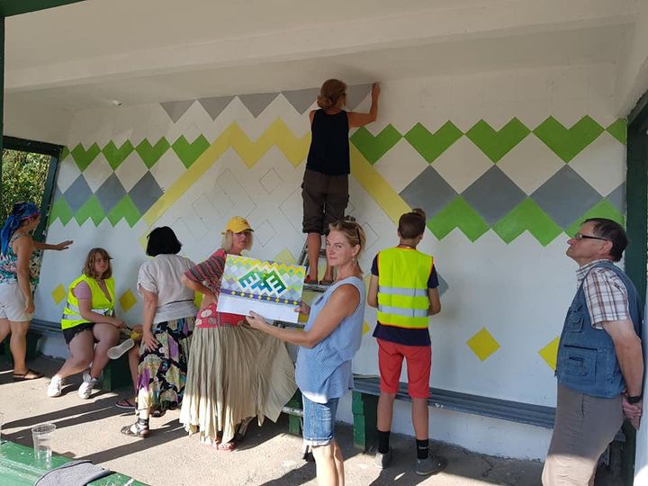 Engurē plenēra ietvaros apgleznotas četras autobusa pieturas