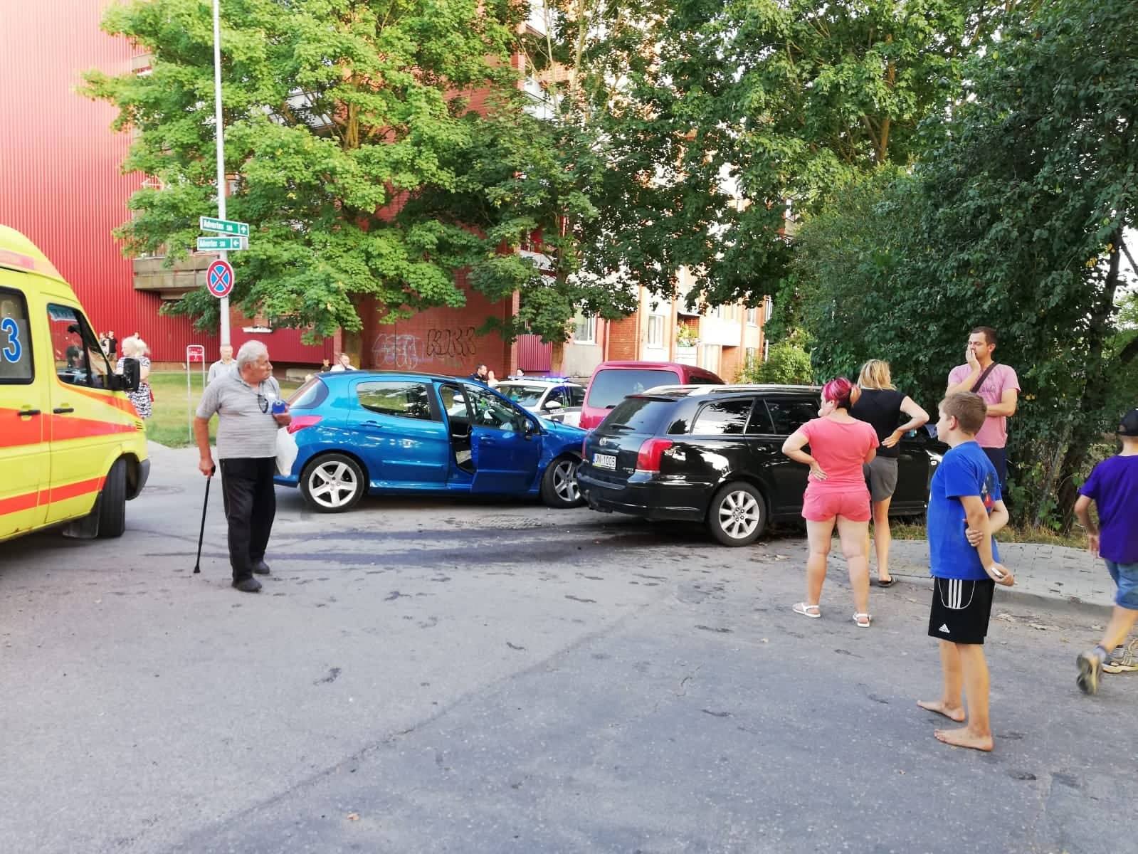 Daudz avāriju un atkal deg