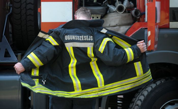 Dzēšanas darbos cietis ugunsdzēsējs