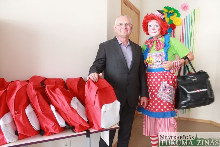 Bērniem dāvina skolas somas