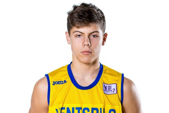 Latvijas U-18 izlases spēlētājs Kristaps Ķilps: pamati likti Kandavā