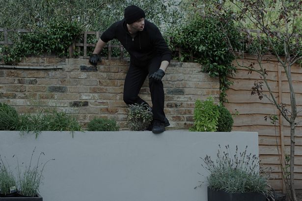 Brīdina par sirojošiem garnadžiem