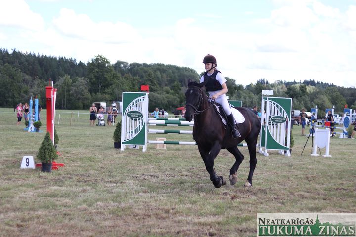 Aizvadītas jāšanas sporta sacensības «Zviedru cepurē»