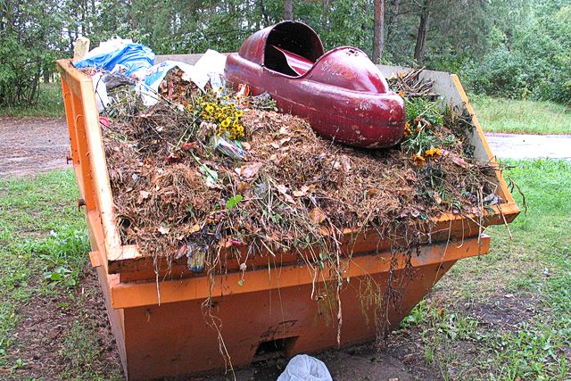Cīņā ar kapu konteineru piekrāmētājiem