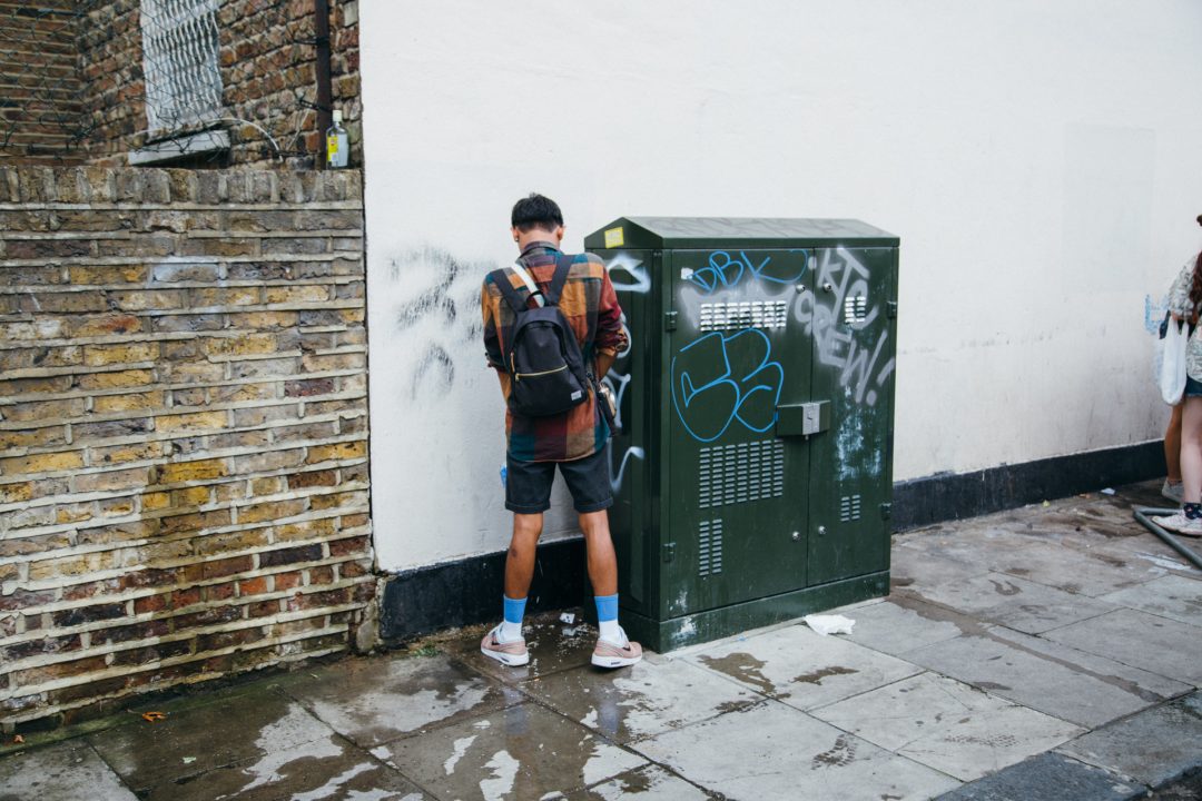 Brauc dzērumā un bez tiesībām; nokārtojas, kur pagadās