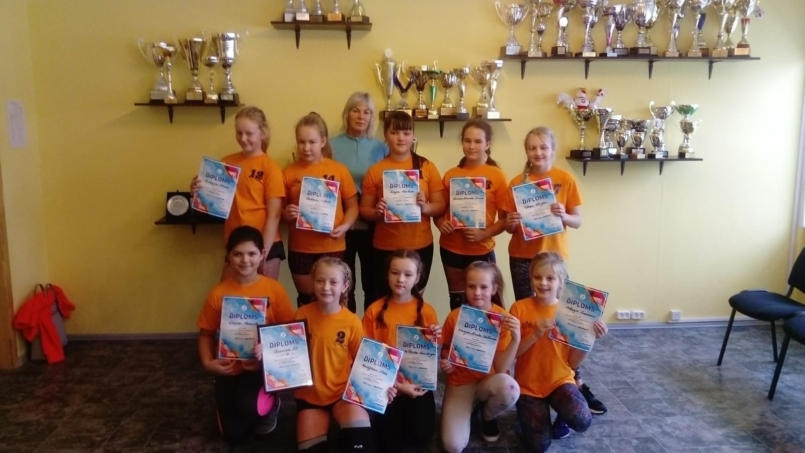 Sezonu atklāj jaunās volejbolistes un meiteņu futbola komanda