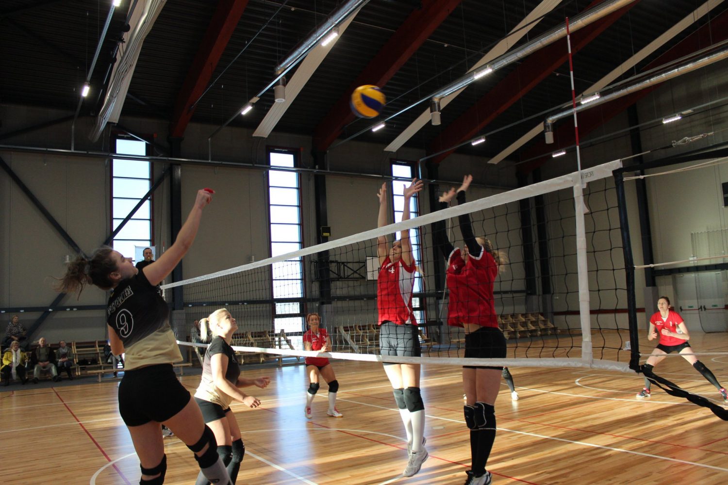 Turpinās Tukuma novada volejbola čempionāts sievietēm