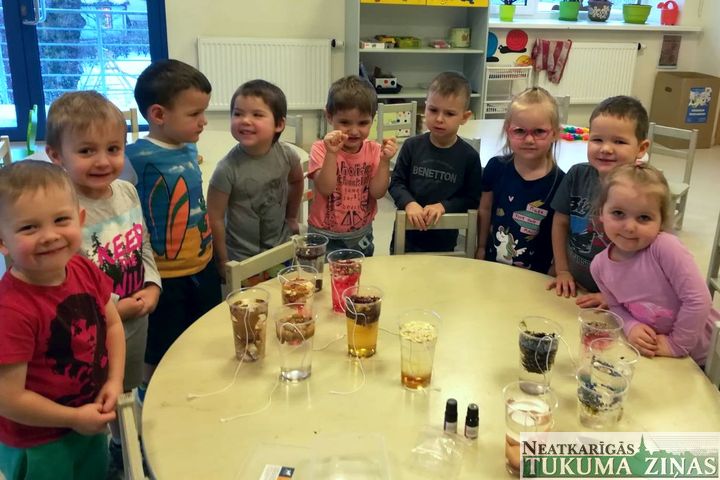 Bērni gatavo ledus skulptūras